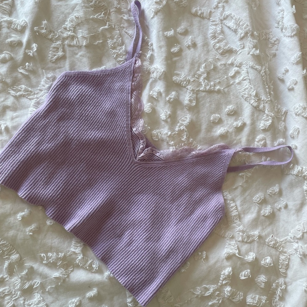 Small lilac crop top with lace trim